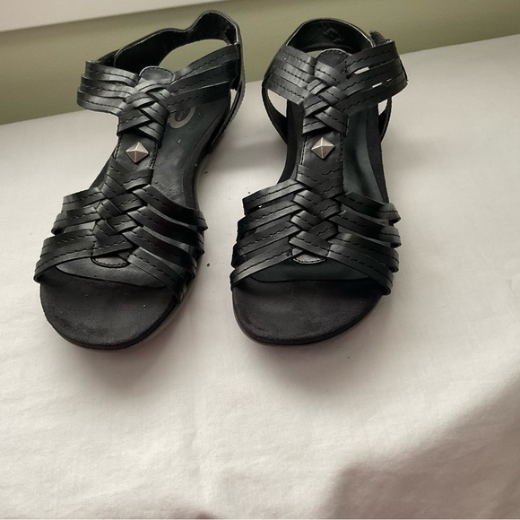 DENVER HAYE, BLACK BARETRAP STYLE FAUX LEATHER SANDALS - Picture 6 of 7